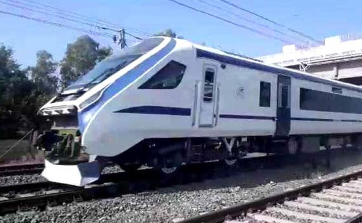 Движение поезда 18. 36-18-Поезд. EF-18 Train. Delhi Varanasi Bullet Train. Indian Railways equips AC coaches.