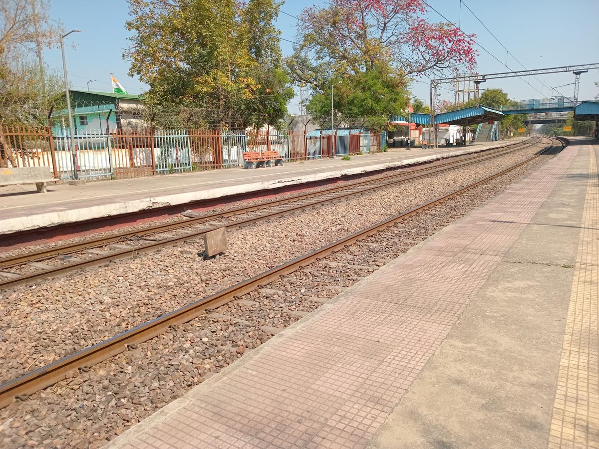दिल्ली की वो 'सीक्रेट' ट्रेन, जिसके बारे में बहुत कम लोग जानते हैं, महज 12  रुपये में पूरी राजधानी का कराती है सफर - interesting story of delhi ring  railway network ...