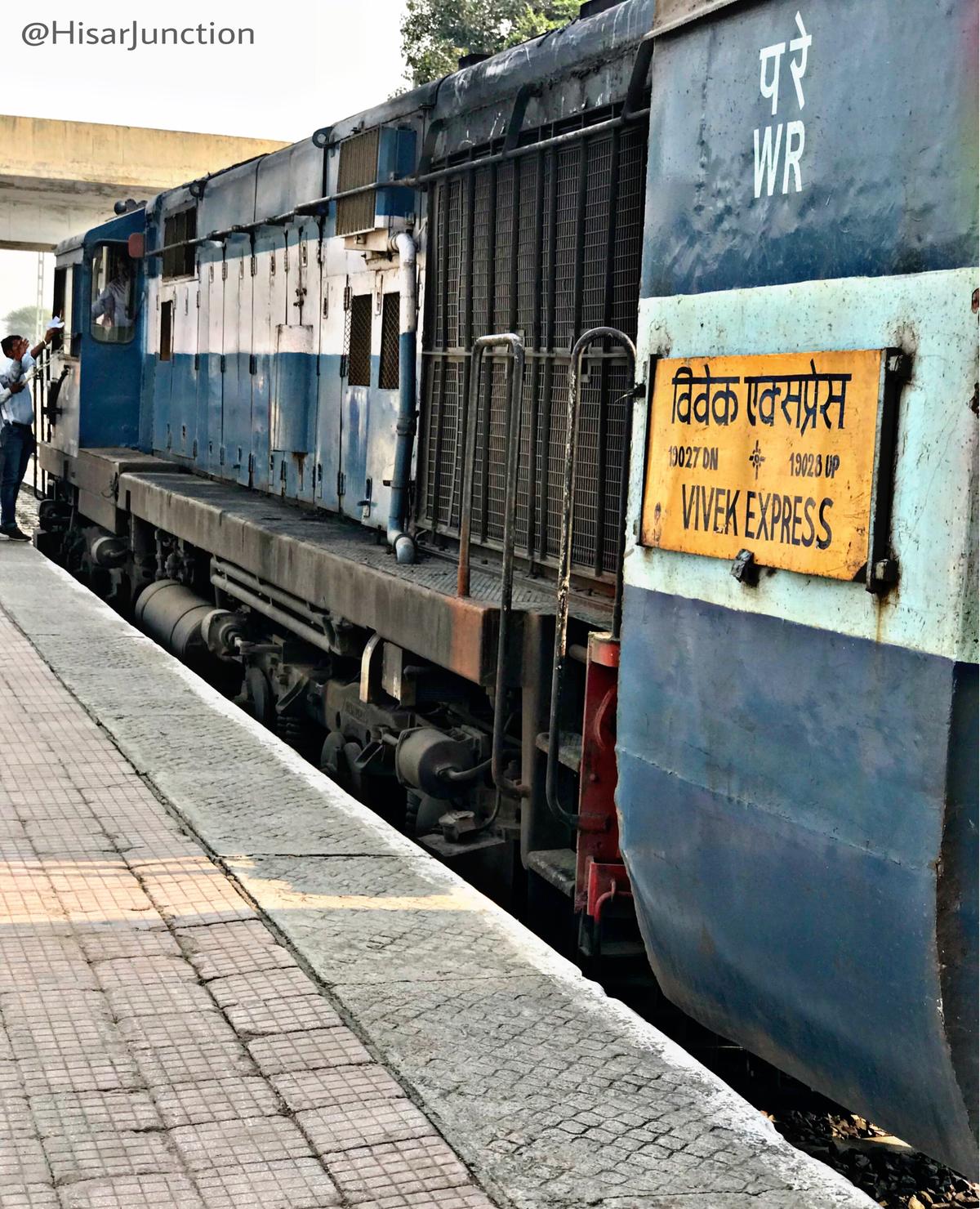 Jammu Tawi - Bandra Terminus Vivek Express/19028 Train Boards 