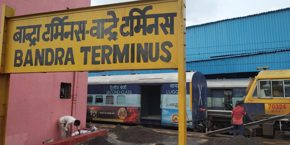 Bandra Terminus Station Pics - Railway Enquiry